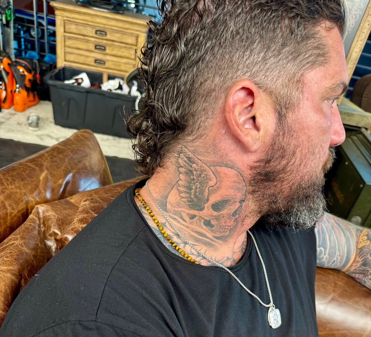 danpompei's tweet image. Robert Gallery&apos;s latest tattoo is a skull, representing death.

But it has wings.

My story on the former Raider&apos;s rebirth.
nytimes.com/athletic/67131…