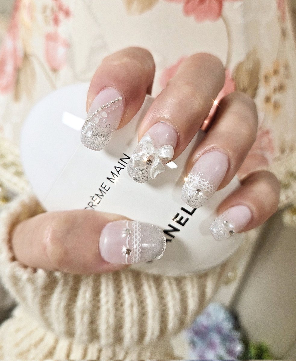 쌀쌀한 날씨 기념 화이트네일 ☁️❄️
언제쯤 잘 하게 되려나요 🤭