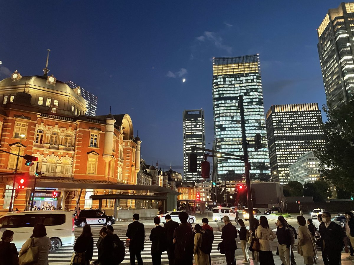 code_finalis's tweet image. 東京駅とお月さま🌕