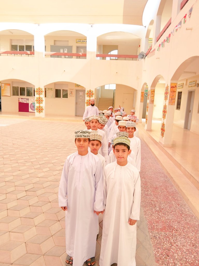 في إطار حرص المدرسة على غرس قيم السلامة المرورية في نفوس الطلبة، نفّذ الأخصائي الاجتماعي الأستاذ يحيى السليماني برنامجًا تدريبيًا عمليًا لطلبة الصف الخامس حول إجراءات السلامة أثناء الصعود والنزول من الحافلة وكيفية التصرف  في حال الاحتجاز داخلها. 
جاء هذا التدريب لتعزيز وعي الطلبة