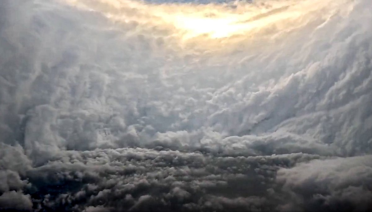 Tangocharliejui's tweet image. Melissa Kasırgasının içine giren C-130J&apos;nin çektiği görüntüler