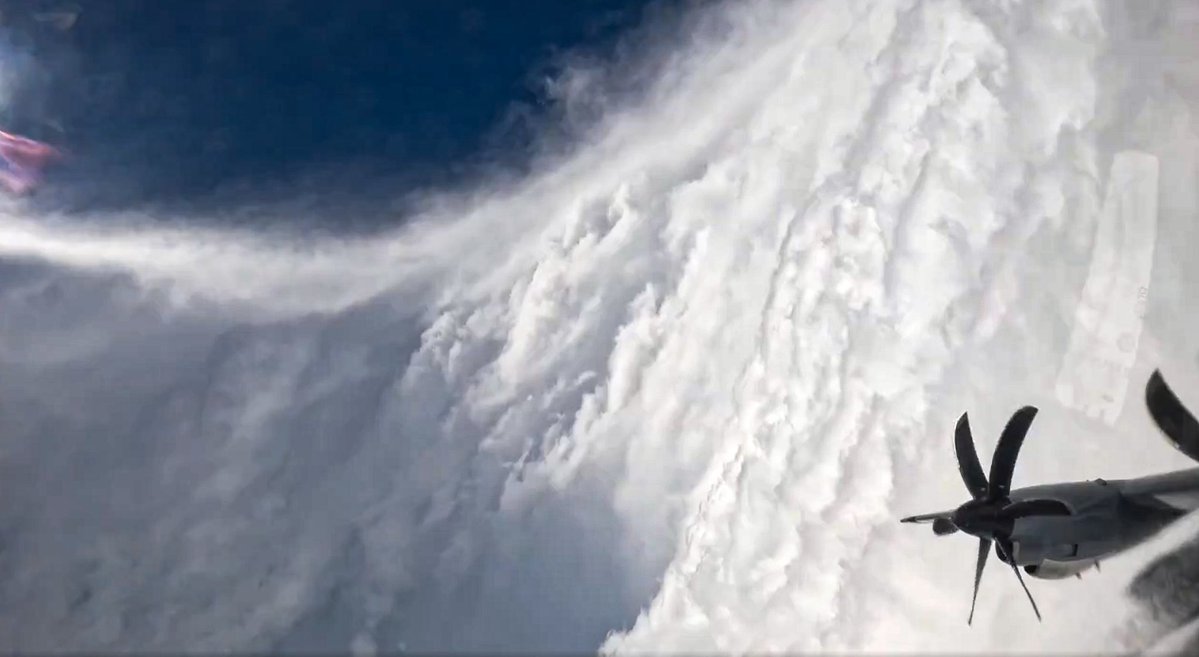 Tangocharliejui's tweet image. Melissa Kasırgasının içine giren C-130J&apos;nin çektiği görüntüler