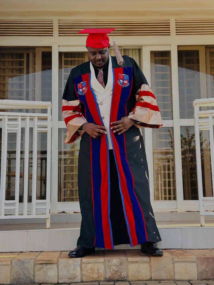 GalaxyTVUg's tweet photo. Talk smart, act smart, live smart.
#TheRewind Producer @bb_baddest now holds a Master of Business Administration from @VUKampala.
Brains meet vibes, Congratulations to him.
#ZzinaLifestyle | #VU9thGrad https://t.co/uMv56RTRtK
