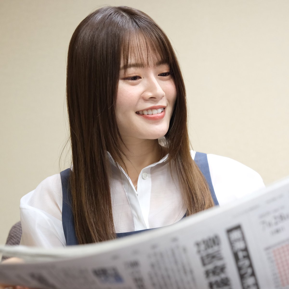新聞の読み比べが日々の習慣と語る #山崎怜奈 さんのスペシャルインタビューです。
記事を〝読む〟だけではない、新聞社のニュースサイト（デジタル版）の活用術も教えてくれました📱