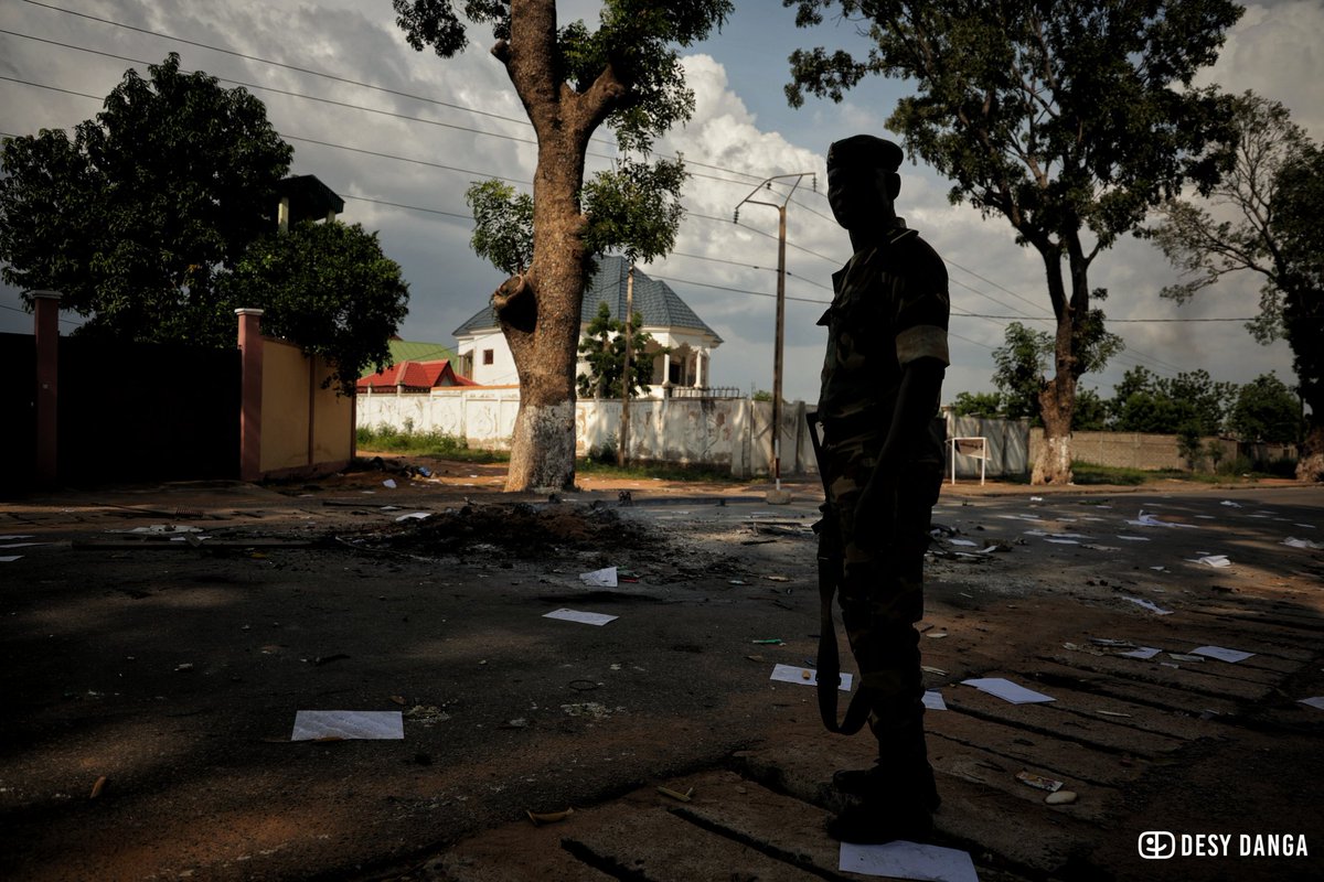 Desy_Danga's tweet image. Dans mon cadre, j'ai vu l'effarement, le vide, la peur, la révolte, l'innocence, la gravité. 
#Woilaviews #DocumentingCameroon #DocumentaryPhotography  #PhotographyForChange #VisualStoryTelling #VisualStoryTeller #CanonCNA #canonphotography 🤲🏿🙏🏿☕📸🇨🇲🎈