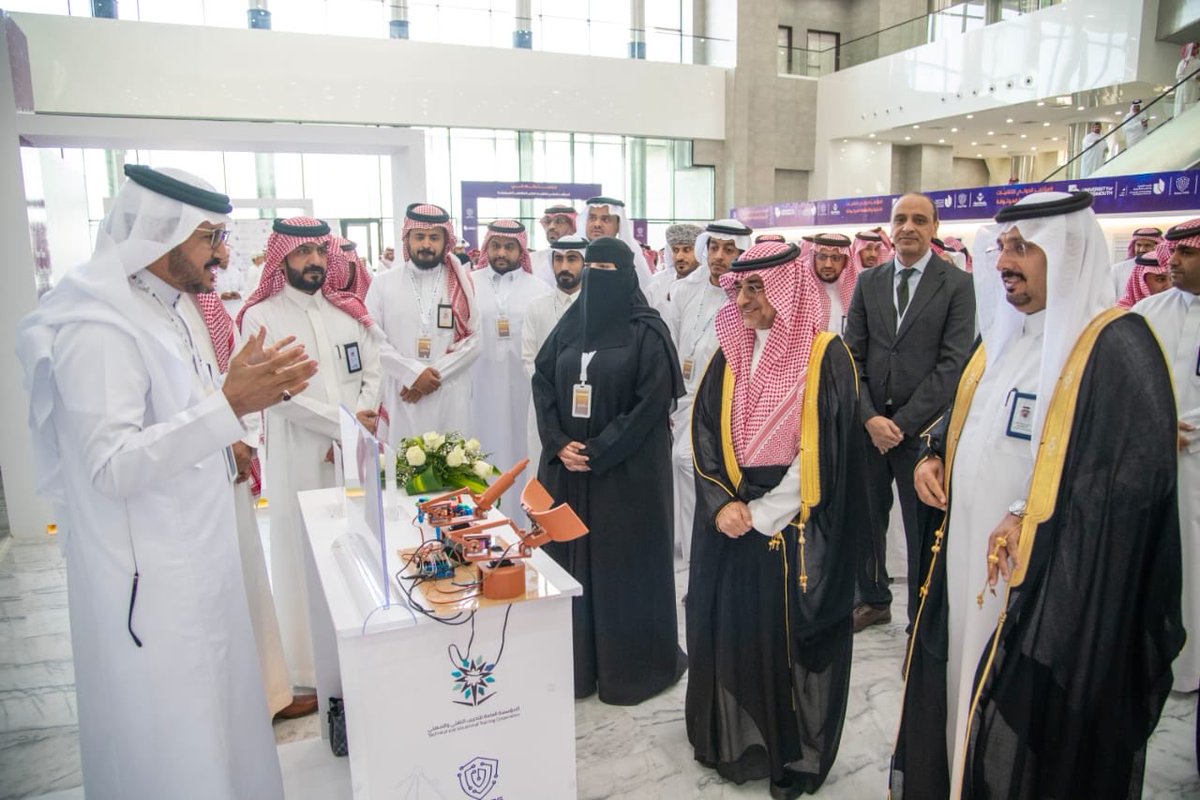واطلع رئيس الجامعة على أركان المعرض المصاحب الذي يضم مجموعةً من المشاريع البحثية والملصقات العلمية التي تعكس جهود الباحثين والطلاب في مجالات التقنية و #الذكاء_الاصطناعي و #التحول_الرقمي.