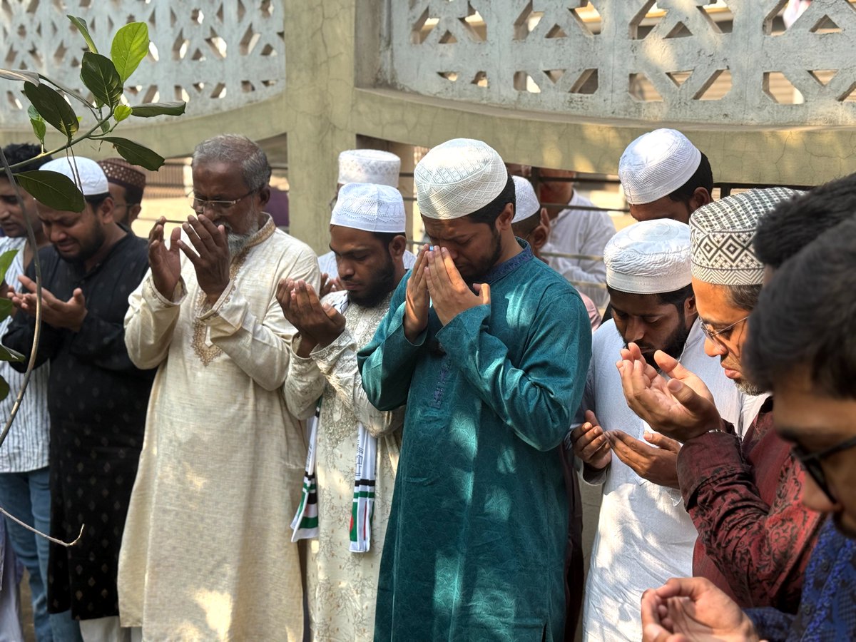 JahidBICS's tweet photo. On the occasion of the historic “Paltan Tragedy Day” on October 28, a visit was made to the grave of Shaheed Mujahidul Islam and a courtesy meeting was held with the martyr’s family.

#28October
#PaltanTragedy
#Chhatrashibir https://t.co/vyqgGemFSR