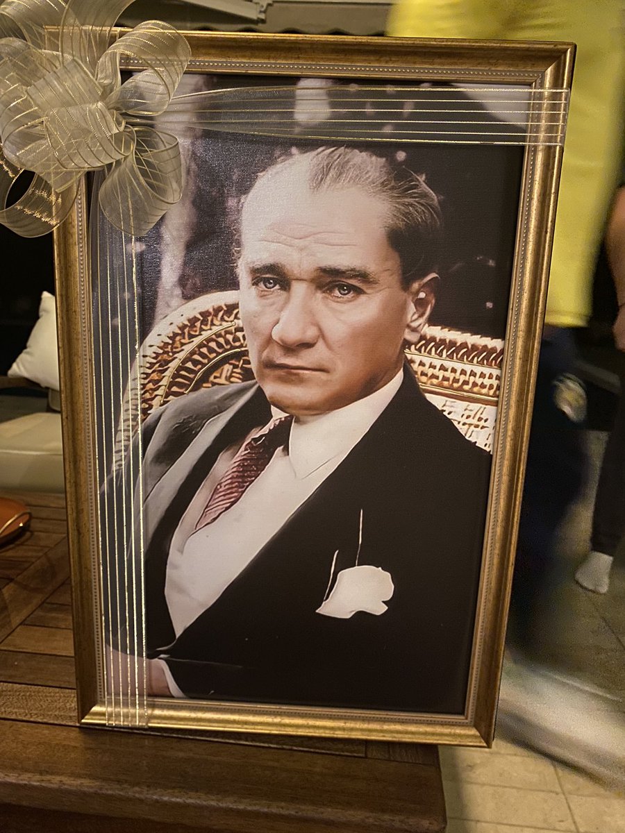 Üç harf
Tek kelime
Tek hece
~AŞK~

#29Ekim1923 🇹🇷