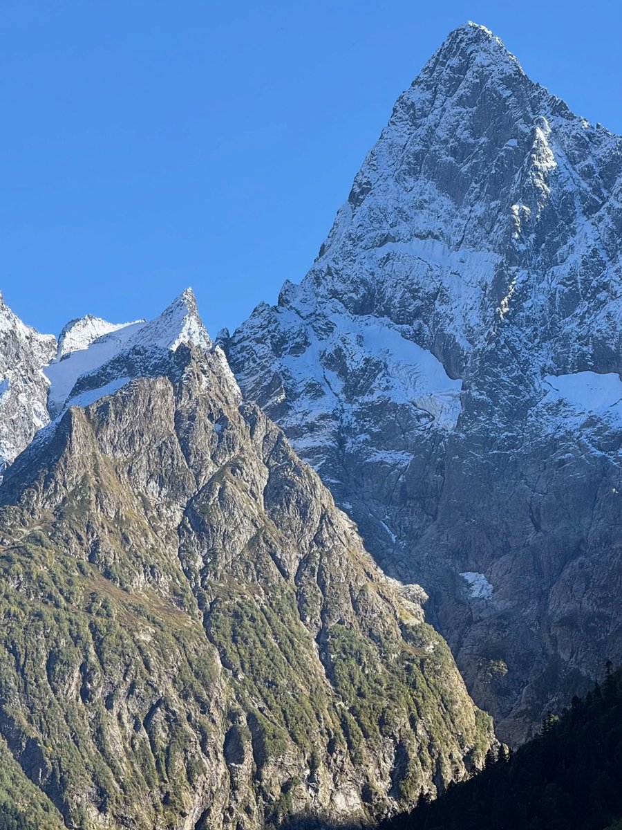 ASHLEYstcan's tweet image. Chasing the mountain breeze, feeling on top of the world 🏔️❄️. Every day is an adventure, and today’s view is all about peace and power. ✨ #WinterVibes #MountainMagic #ChasingViews