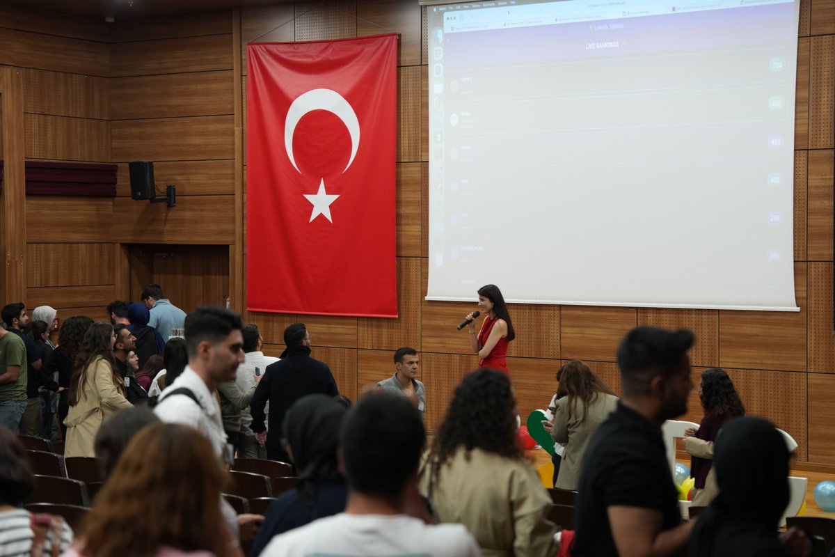 Haftasonu DevFest Gaziantep'te, Flutter&amp;Firebase AI Logic ile geliştirilen web+mobil Startup temalı Hazine Avı ile tüm salona yerleştirilmiş QRlar yardımıyla, rastgele oluşturulan takımlar her soruda Gemini'ye resim analiz ettirme+yorum yaptırma+Imagen modelle resim çizdirme gibi