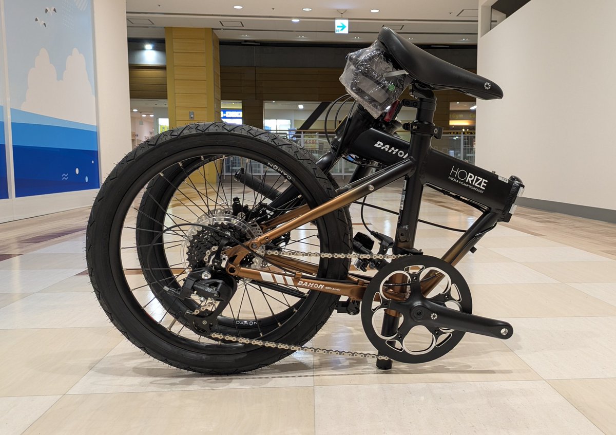 ys_funabashi's tweet photo. 折りたたみ自転車で人気ブランドである“DAHON”の太いタイヤ＆ディスクブレーキの限定カラーが店頭に並んでおります！！

モデル：HORIZE DISC
価格：129,800円(税込)
⇓
特別価格：116,820円(税込)

#dahon #折りたたみ自転車 #ミニベロ #自転車 #ワイズロード #ysroad #千葉県 #スポーツバイク https://t.co/qCBx4uUPgS