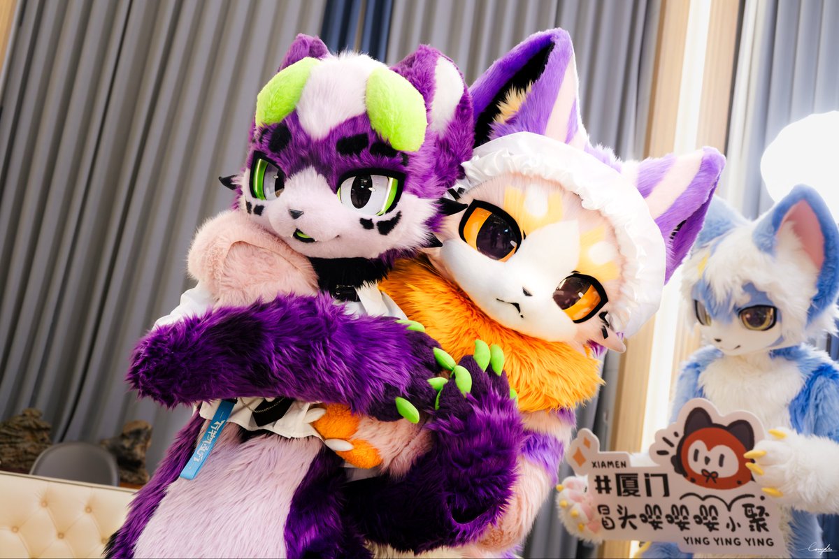 😙比比！

💜💚🐱: <a href="/luo_bi_/">罗比哦</a> 
📸: <a href="/Longde233/">隆德-Londer</a> 

#FursuitEveryday