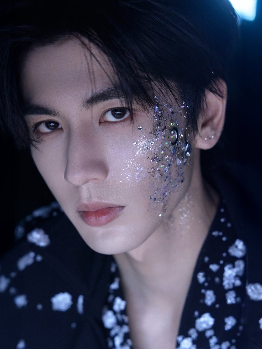 DailyZLH's tweet photo. Studio shared new 📸 #ZhangLinghe for ELLE Style Awards 2025 https://t.co/wwQkoB4W36