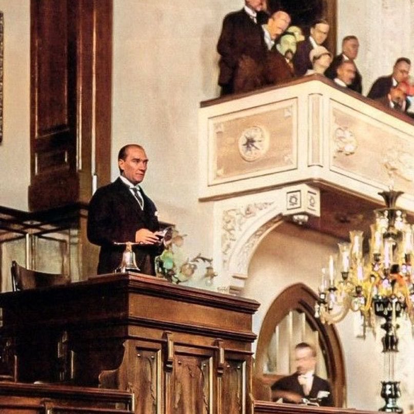 Hava kararmıştı...Mustafa Kemal Paşa, arkadaşlarını akşam yemeğinde topladı ve ağzından, "Efendiler yarın Cumhuriyeti ilan edeceğiz" sözleri çıktı...İşte bir gün sonrasında uçurumun kenarında olan bu güzel ülkede güneş doğdu. Yaşa Mustafa Kemal Paşa!