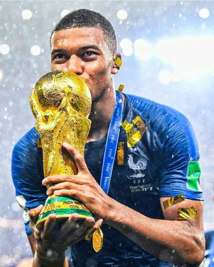 Les joueurs français ayant plus de 10 buts en coupe du monde. 🇫🇷📊

🥇Just Fontaine - 13 
🥈Kylian Mbappé - 12 

C’est tout. 😭⚽️