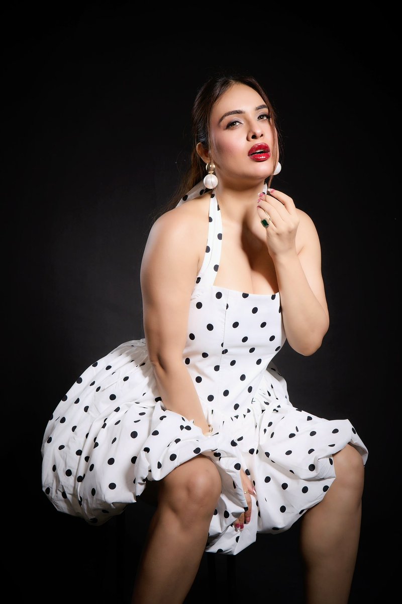 Nehhaamalik's tweet image. Feeling dotty, dreamy, and a little too cute today 😋🖤 😍😍
:
More pics on- instagram.com/p/DQV9i9dCH1e/…

#nehamalik #nehamalik335 #polkadots #polkadotdress #cutedress #blackandwhite #fashion #fashionista #fashionblogger #fyp