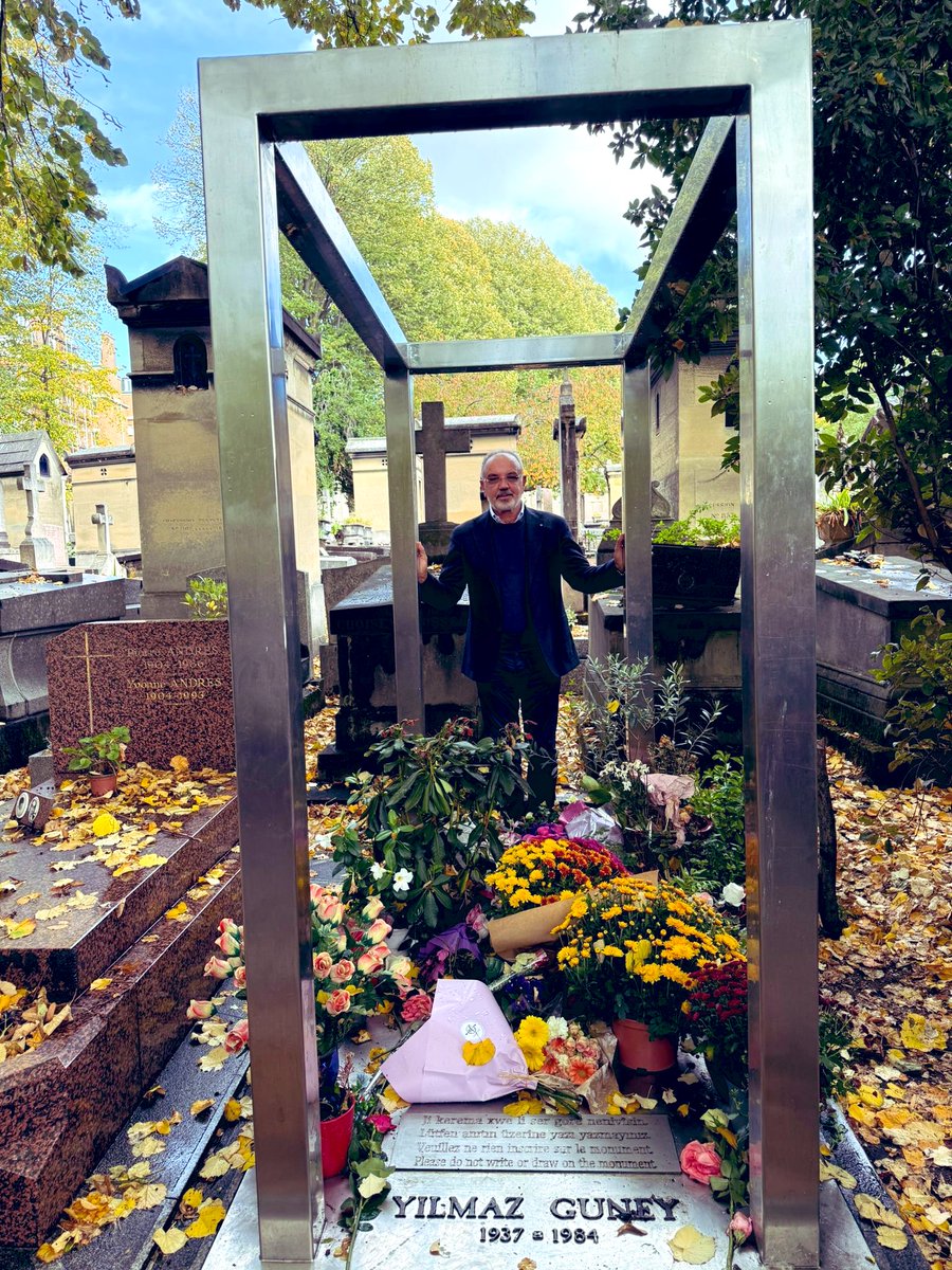 Bugün Paris’te, Ahmet Kaya’nın doğum gününde, onun ve Yılmaz Güney’in mezarları başına geldik. Memleketlerine sevdalı iki büyük sanatçı, iki büyük ruh, iki büyük devrimci, sürgünde yan yana yatıyor. Ancak milyonların kalbinde yaşıyor ve büyüyorlar. İyi ki bu memlekete doğdunuz.