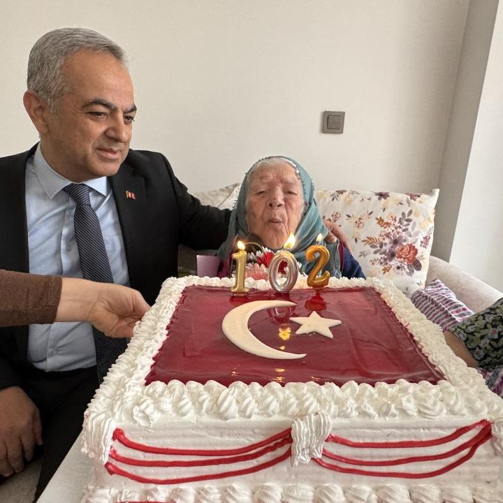 Cumhuriyet ile aynı yaşta olan Nazife nine, Ay-Yıldız'dan oluşan pastasını üfledi.