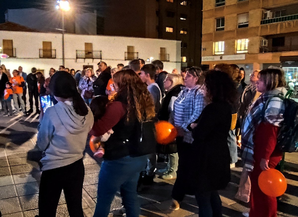 Mostolesporfin's tweet photo. 🧡 Anoche nuestra portavoz @ParrilMercedes  acompañó a la asociación @tdahmasmostoles en la lectura de un manifiesto por el Día Nacional del TDAH, para dar visibilidad a este colectivo y exigir a las administraciones, más atención y recursos públicos en apoyo de todas aquellas familias que conviven con este trastorno.
#DiaNacionalTdah #Móstoles