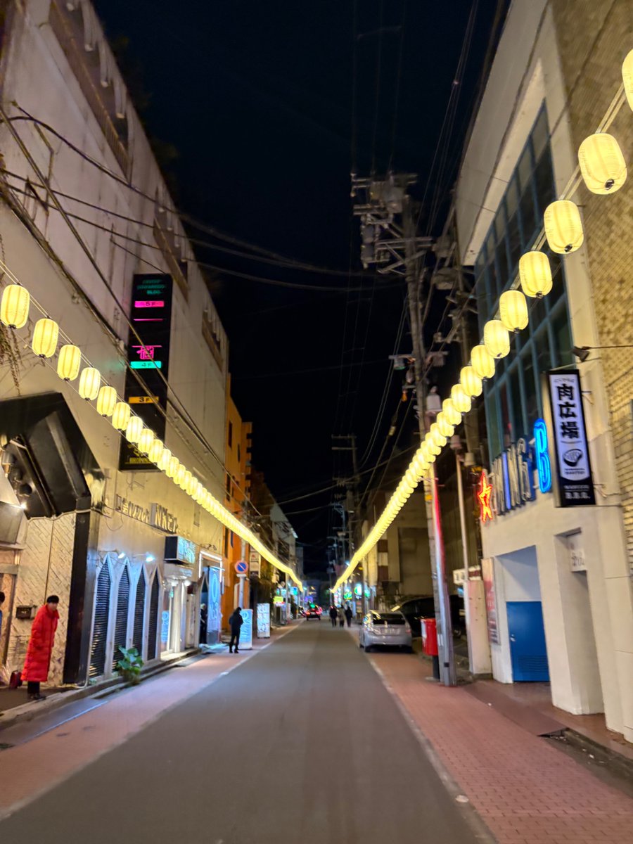昨日の夜の川反。
人がいません。
せっかくの提灯🏮が空しい。。
なお、クマ🐻が大変なのに繁華街行ってるんじゃないよって言わないでいただきたく、予めお願い申し上げます。ここで働いてる人たちがいるわけですから。