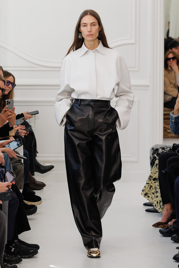 DAMAN_Magazine's tweet image. Sarah Burton presents her first collection as Creative Director of Givenchy, unveiling the Fall/Winter 2025 women’s ready-to-wear line.

Read more on: daman.co.id/sarah-burton-g…

#GivenchyFW25 #PartnerPost