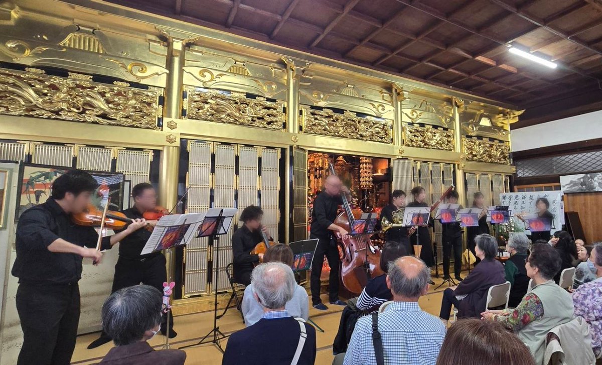GraceEnsemble's tweet photo. 日曜日は法敬寺さんのマルシェで演奏させていただきました。写真はシュポーワの九重奏。お足元の悪い中、たくさんの方にきいていただきました!ありがとうございました🙇
#名古屋市 #法敬寺 #室内楽 #演奏会 #ensemblegrace https://t.co/4aFa9Yp6Zu
