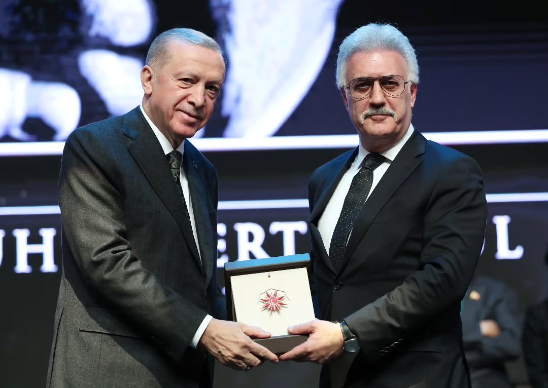 Tiyatro sanatçısı Veda Yurtsever: (AKP’li Tamer Karadağlı hk.)

“Sanatçıların kaldığı oteli bile beğenmeyip yancısıyla daha lüks otelde yer ayırtmış. Turnelerde elde edilen mil puanlarıyla kendilerine yurt dışı VIP uçak bileti hediye etmelerine ne demeli peki?

Programsızlık