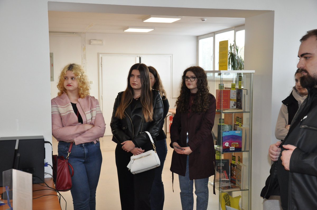 U sklopu ovogodišnjeg Mjeseca hrvatske knjige, koji se održava pod sloganom „Odabrali knjižničari“, studenti etnologiju i antropologiju Sveučilišta u Zadru posjetili su Znanstvenu knjižnicu Sveučilišta u Zadru.