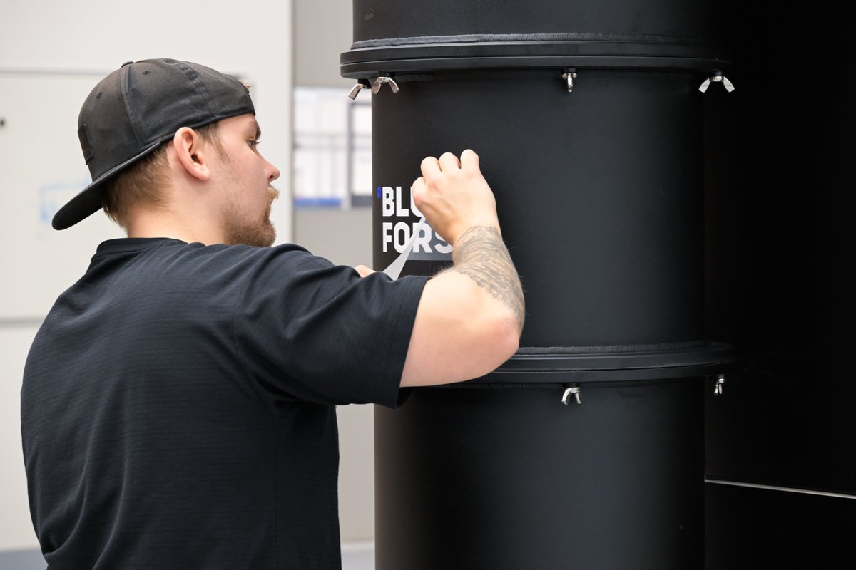 🎉 First of its kind! The new side-loading LD System is ready to power quantum innovation with its increased wiring capabilities.

And while this specific system is side-loading on the inside, it's Ultra-Compact on the outside.

#cryogenics #quantumtechnology #CoolForProgress