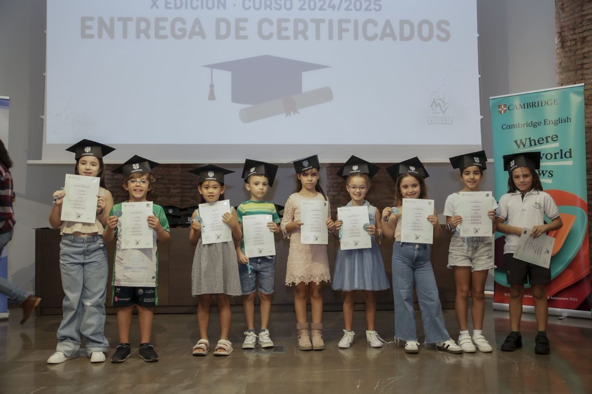 fvictoria_es's tweet photo. Durante la jornada, 150 alumnos fueron reconocidos por haber superado con éxito sus respectivas certificaciones oficiales y programas de inmersión lingüística internacional. https://t.co/vK3ouZZ4ad