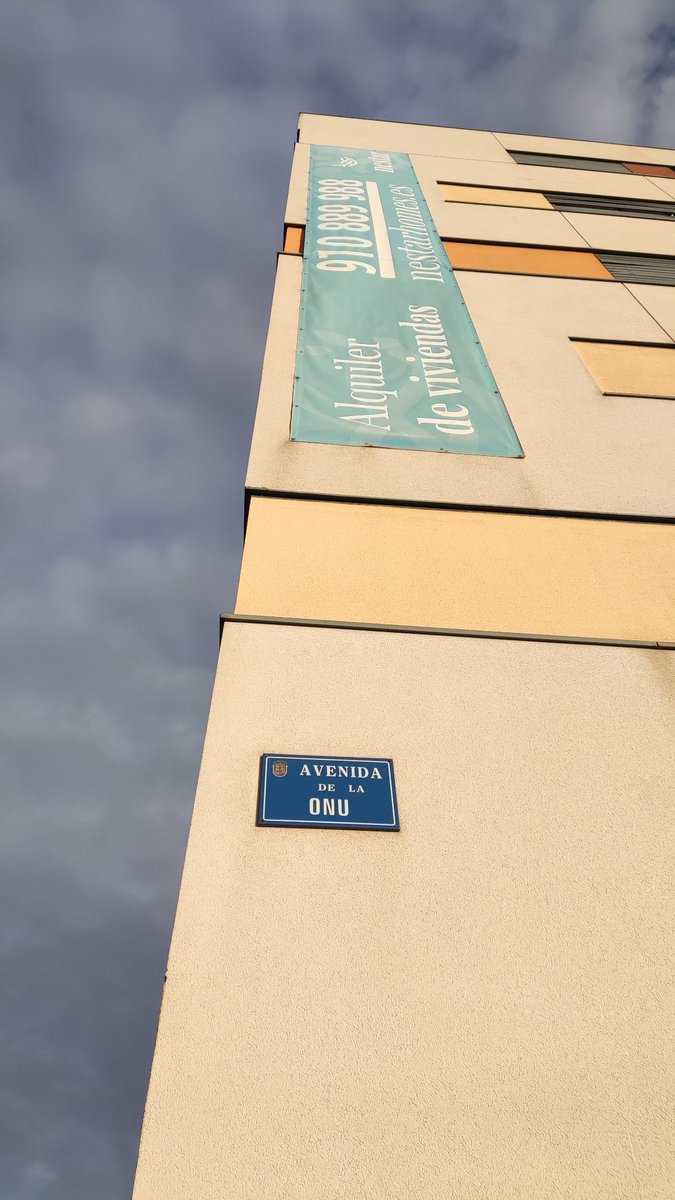 #Mostoles 

¿Para qué son las casas? 
Es una pregunta sencilla. 

Sí la respuesta es para que viva la gente, esa debe ser la prioridad. 

La política es priorizar. 

Debemos prohibir a los fondos buitres que inviertan en vivienda. 

Paseo por calle Hércules en Móstoles (Madrid).