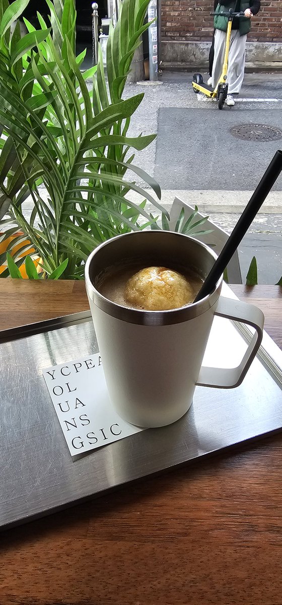 동네에있는
코코넛 슬러시 라떼

솔직히 저거 안에 코코넛 퍼먹게 숟가락 줬으면함
맛있드라