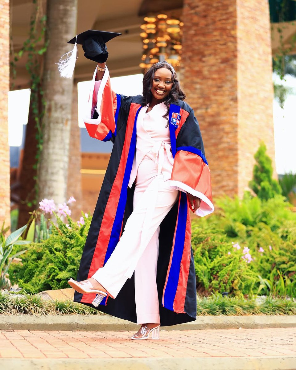GalaxyTVUg's tweet photo. Pretty, Powerful & Degree’d Up 🎓
#TheRewind Host @Florah_Show officially bags her Bachelor’s in Journalism & Media Studies from @VUKampala.
She believed she could…and she did!
#ZzinaLifestyle | #VU9thGrad https://t.co/0ek3zA3ZTe
