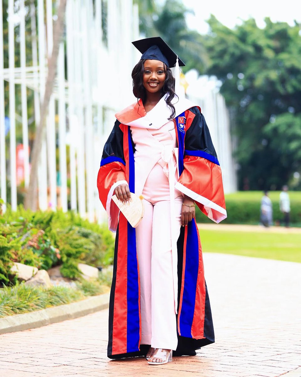 GalaxyTVUg's tweet photo. Pretty, Powerful & Degree’d Up 🎓
#TheRewind Host @Florah_Show officially bags her Bachelor’s in Journalism & Media Studies from @VUKampala.
She believed she could…and she did!
#ZzinaLifestyle | #VU9thGrad https://t.co/0ek3zA3ZTe