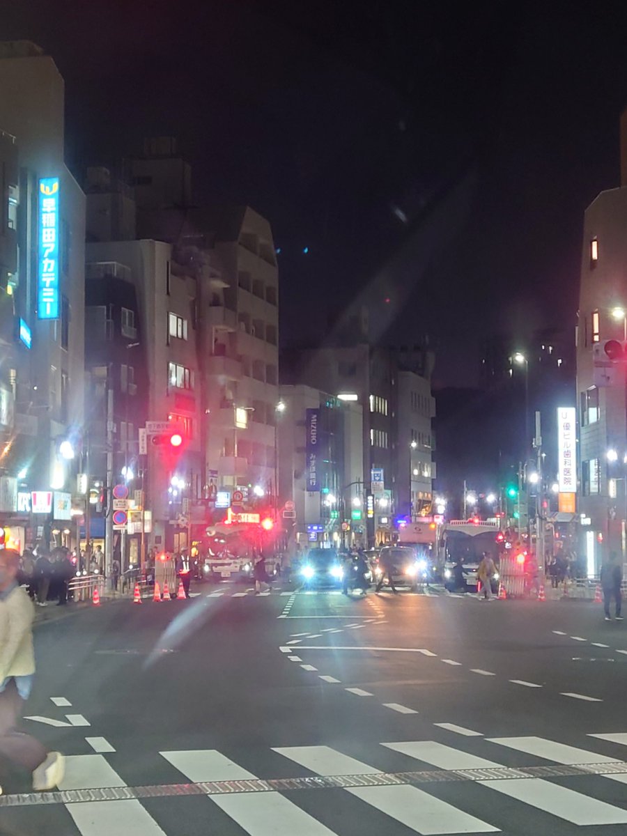 hakaodori's tweet photo. 早稲田駅前や早稲田大学前は
これからデモがあるそうです。
とりあえず道路が封鎖されて
通れなくなることはないそうです。
バリケードとかめっちゃ張ってた
からてっきりトランプさんが
お忍びで来るのかな？とか
思っちゃいました。 https://t.co/VM3aCxP6ei
