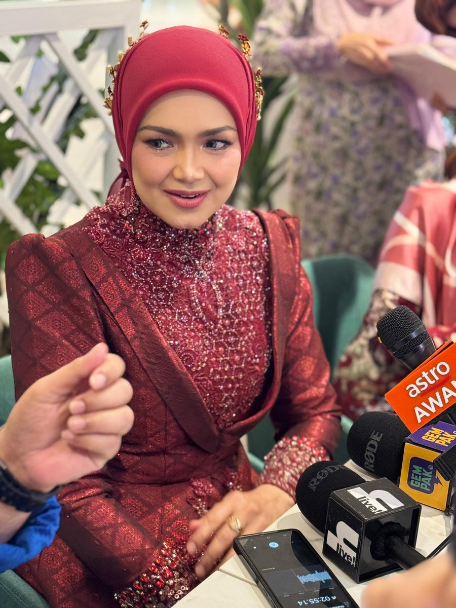 Terkeshima teringin tengok Biduanita Negara, Siti Nurhaliza ! Cantiknyaaaaaaaa . Bidadari !! 

#GemaBumantara