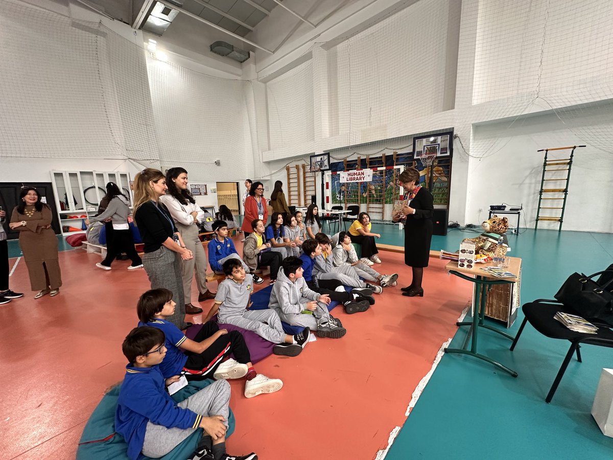 Siempre es muy agradable conversar con niñas y niños 🇦🇿 de la escuela Oxbridge sobre la cultura, la gastronomía y los deportes ⚽️ 🥅 en México 🇲🇽. Les presentamos a #LeléEnBakú #Temayin y el libro #Mexiko. ¡Gracias por el interés!