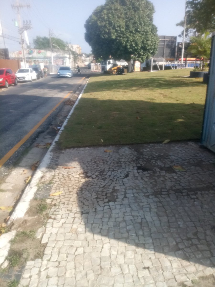 Augusto97731783's tweet photo. Parece que esqueceram do passeio lateral da Praça do Arsenal https://t.co/EfDFoBL8rF