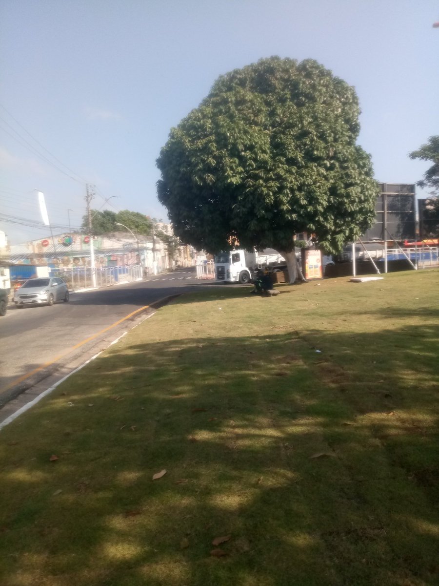 Augusto97731783's tweet photo. Parece que esqueceram do passeio lateral da Praça do Arsenal https://t.co/EfDFoBL8rF