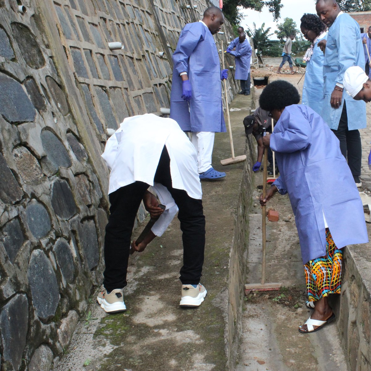 Uyu munsi Abakozi b'ibitaro bya Murunda bazindukiye mu muganda udasanzwe w'isuku.
Ibyakozwe:
1. Guharura inzira
2. Gusibura imiyoboro y'amazi
3. Gutunganya ubusitani
4. Gukuraho urubobi
5. N'ibindi
Umuganda wagenze neza. <a href="/RutsiroDistrict/">Rutsiro District</a> <a href="/RwandaLocalGov/">Ministry of Local Government | Rwanda</a> <a href="/RwandaHealth/">Ministry of Health | Rwanda</a>