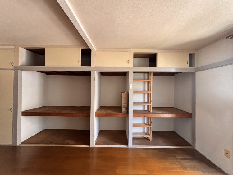 【🏡物件情報 】松戸駅徒歩5分、靴工房や着付け教室、ビューティーサロンやデザイン事務所など、多様な方が入居するMADマンションに空室が出ました。

madcity.jp/mad_503/

前入居者さんが制作した可動収納が残るお部屋です（マンション共有ルームに小さなジムも準備中）。ぜひお問合せください💁‍♂️