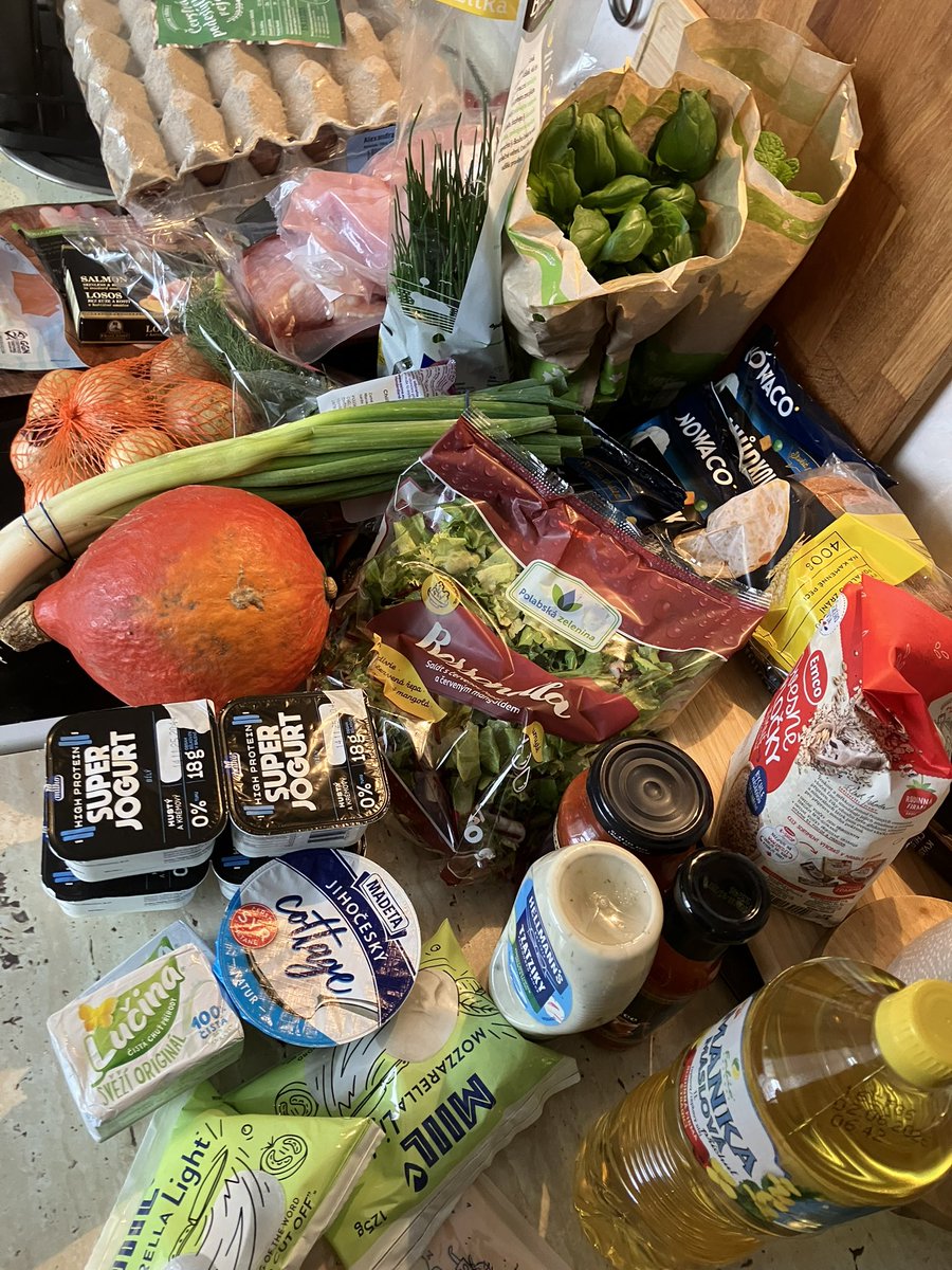 Hromádka uklizena a rovná se do jídelníčku. Krabičky zkontrolovány a dnes se budou plnit. A já si jdu hrát zase s něčím, co brzy představím 😉😇