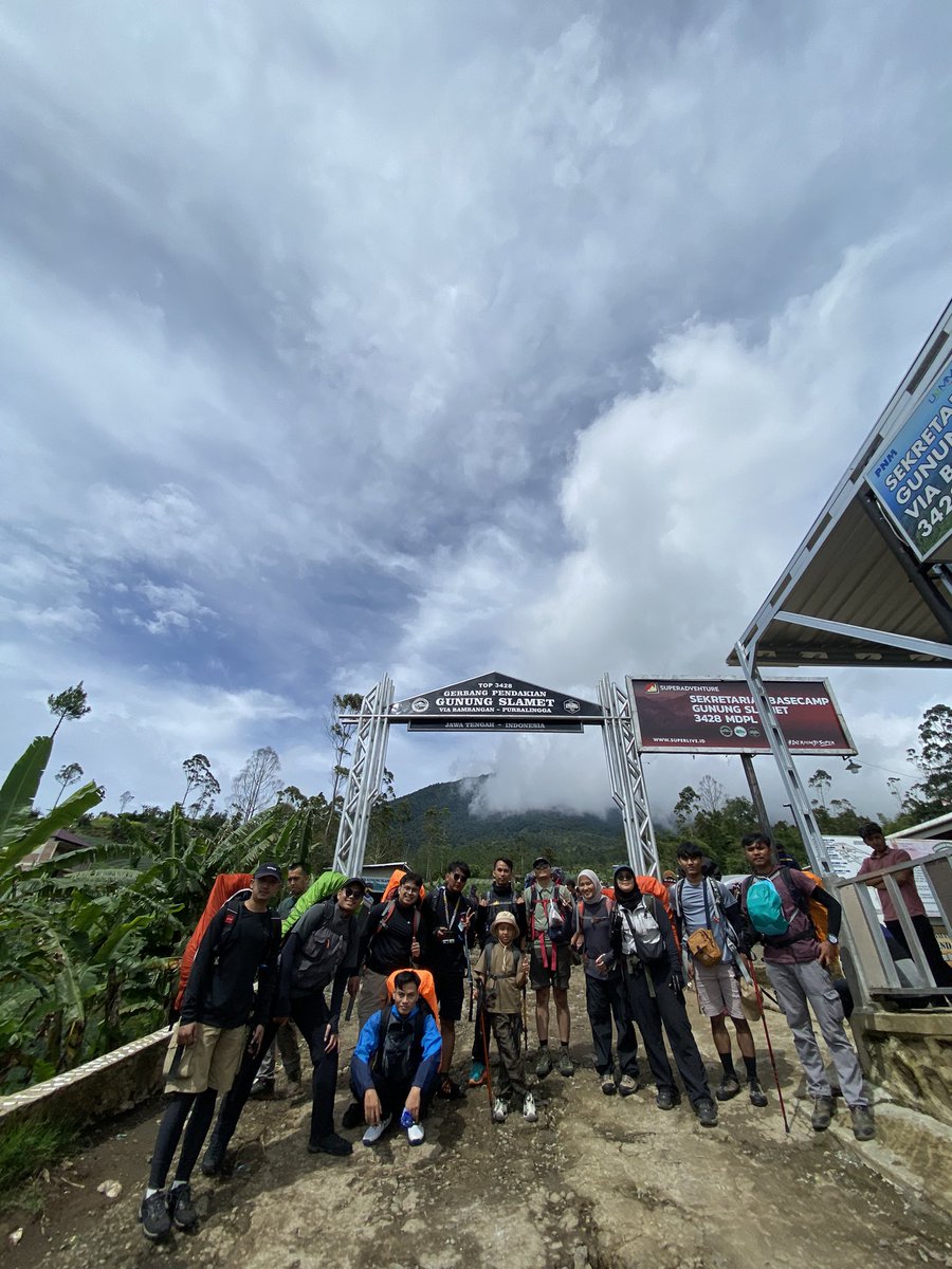 RomadhonFsl's tweet image. Menjajaki salah satu gunung yg ada di Jawa Tengah kembali, sebelumnya dilakukan saat kuliah.
Meski berbeda Gunung yang sebelumnya, kembali ke Jawa Tengah cukup excited karena terdengar bahasa yang di gunakan menggunakan bahasa “Jawa”.