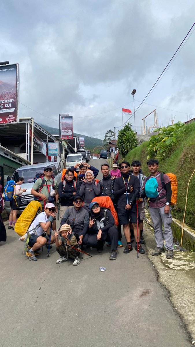 RomadhonFsl's tweet image. Menjajaki salah satu gunung yg ada di Jawa Tengah kembali, sebelumnya dilakukan saat kuliah.
Meski berbeda Gunung yang sebelumnya, kembali ke Jawa Tengah cukup excited karena terdengar bahasa yang di gunakan menggunakan bahasa “Jawa”.