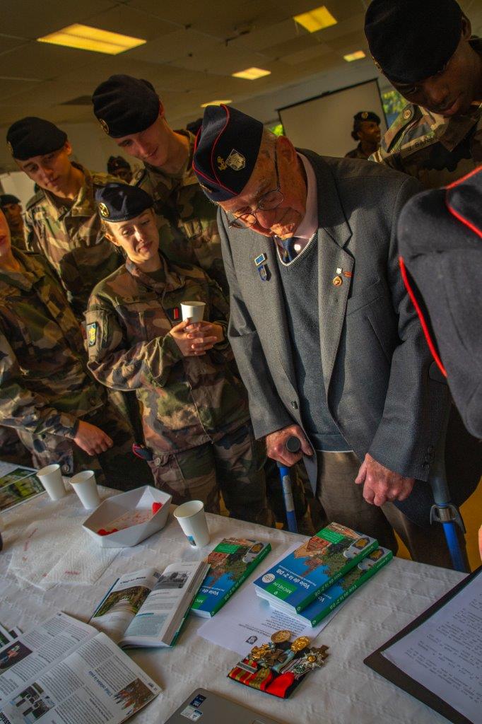 RMT_officiel's tweet photo. À @LHay_les_Roses rencontre entre Serge Finot, ancien du RMT en 1944/45 et les jeunes des classes du lieutenant Adrien.

À l'approche du #11Novembre, devoir de mémoire et hommage à nos illustres anciens qui ont libéré la France 🇫🇷

#VotreHistoireNotreHistoire https://t.co/Jc84lzLuhc