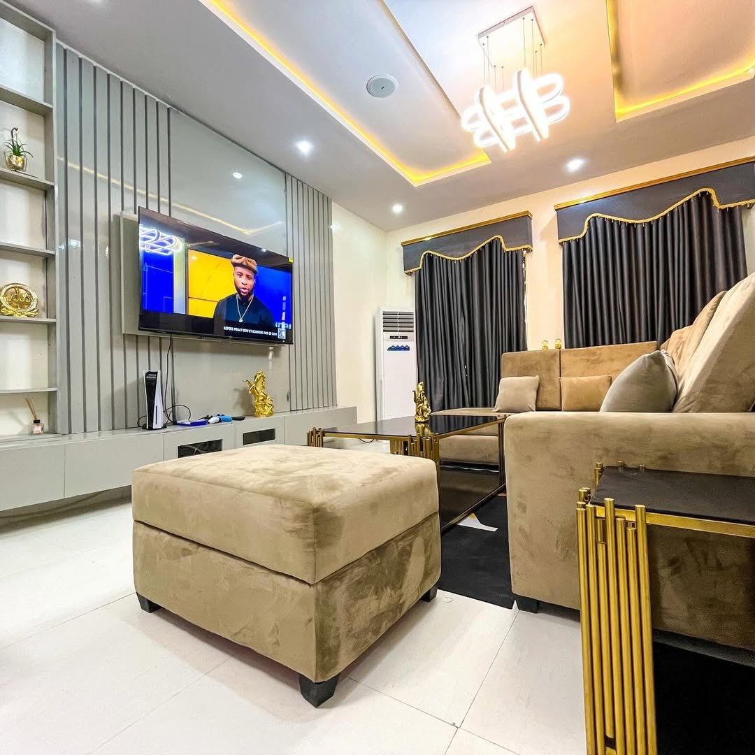 ShortletApp's tweet photo. Experience comfort and class at G&amp;F Apartment, a spacious 2-bedroom shortlet designed for families and friends who love a good mix of luxury and ease. Enjoy modern touches like a gaming console, pool table, hot tub, and swimming pool, all in one beautiful space. https://t.co/RDed0Yi4zr