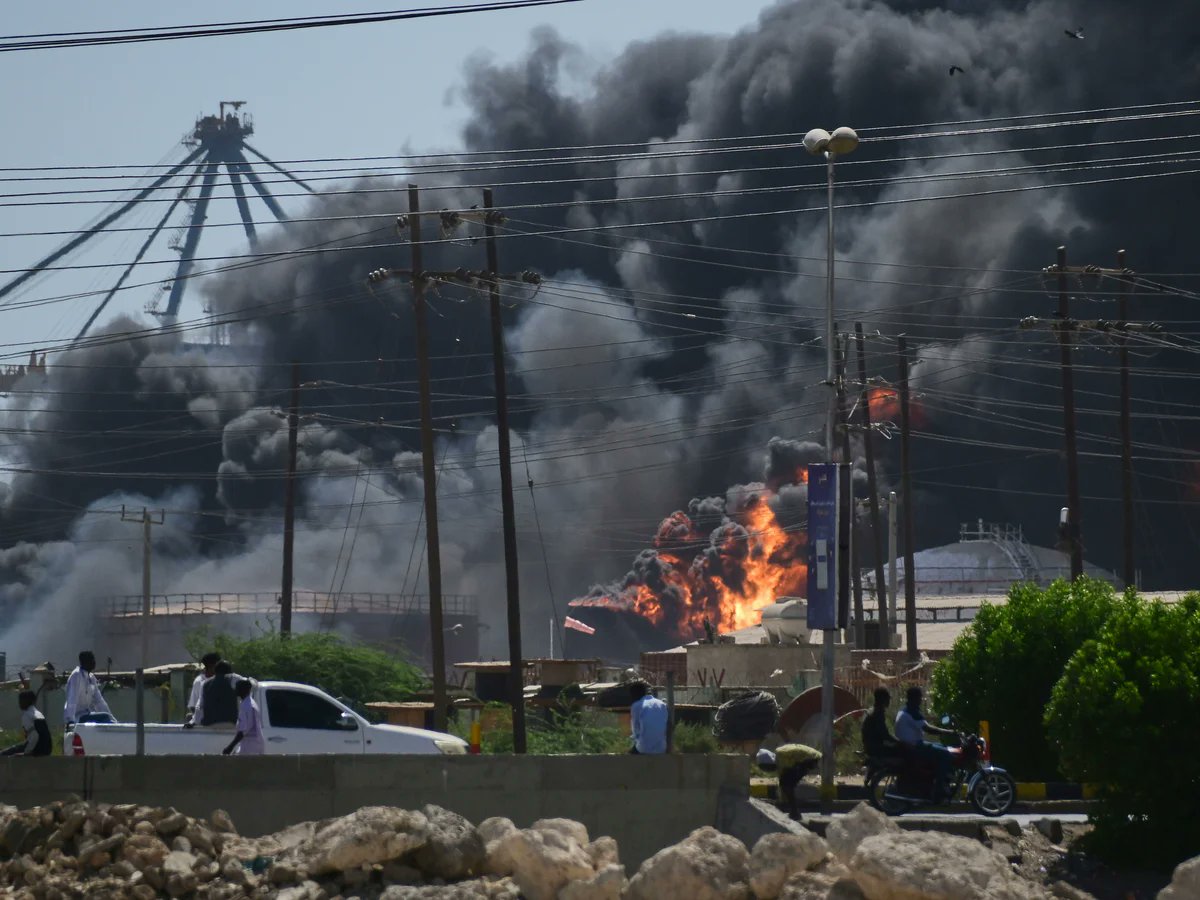 🚨 Exclusive Investigation
While the U.S. and Egypt push for a Sudan peace deal, the UAE is secretly working to sabotage the talks and prolong the war. Leaked info reveals how Abu Dhabi is arming militias and undermining a fragile ceasefire.
🧵 Here’s what we know:

 Trump tasked