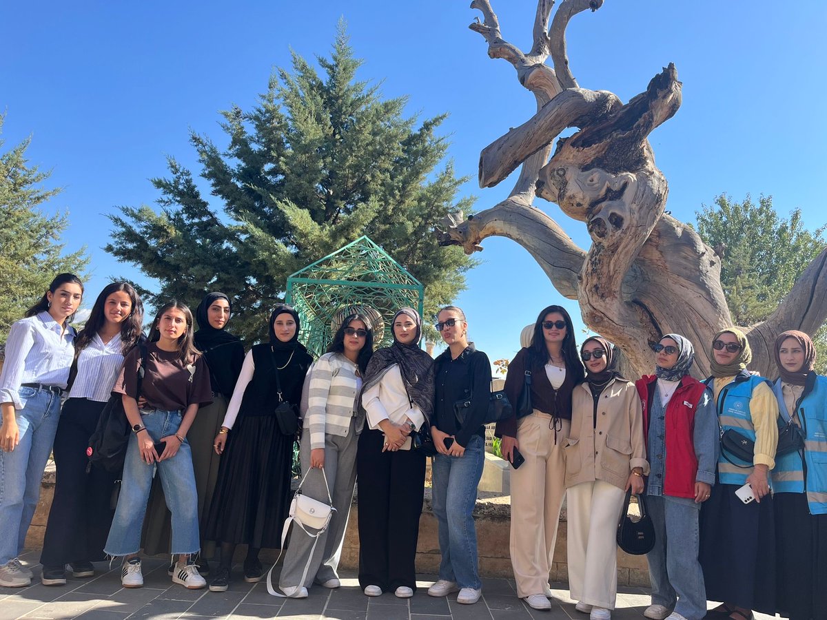 Siirt Merkez Öğrenci Yurdu Bakanlığımızın Gelin Tanış Olalım projesi kapsamında öğrencilerimiz,yönetim memurlarımız eşliğinde şehrimizin tarihi ve kültürel değerlerini keşfediyor;hem öğreniyor hem de keyifli vakit geçiriyorlar.Tarihi Ulu Cami Tillo,Türbeler,SeyirTerası,ŞifaKuyusu