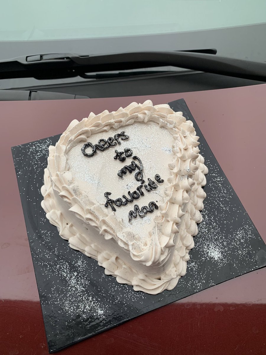 T_okee's tweet image. Good morning, the bakery is Open.

Cake needs? Please do not hesitate to click the link in our bio for faster response.🤍

Delivered this beauty to someone’s favorite man😍

6” single layer whipped cream cake.

📌Ile Ife Osun state

#OAUTwitter 
#OAU