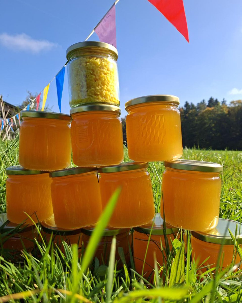 Reiche Ernte auf unserem Kinderbauernhof.
Danke, Imker Schorsch!
Danke Blüten!
Danke Bienen für den wunderbaren Honig!
Wir suchen übrigens pädagogische Fachkräfte, die an spannenden Projekten in der stationären Kinder- und Jugendhilfe, wie diesem mitwirken wollen. #sozialearbeit